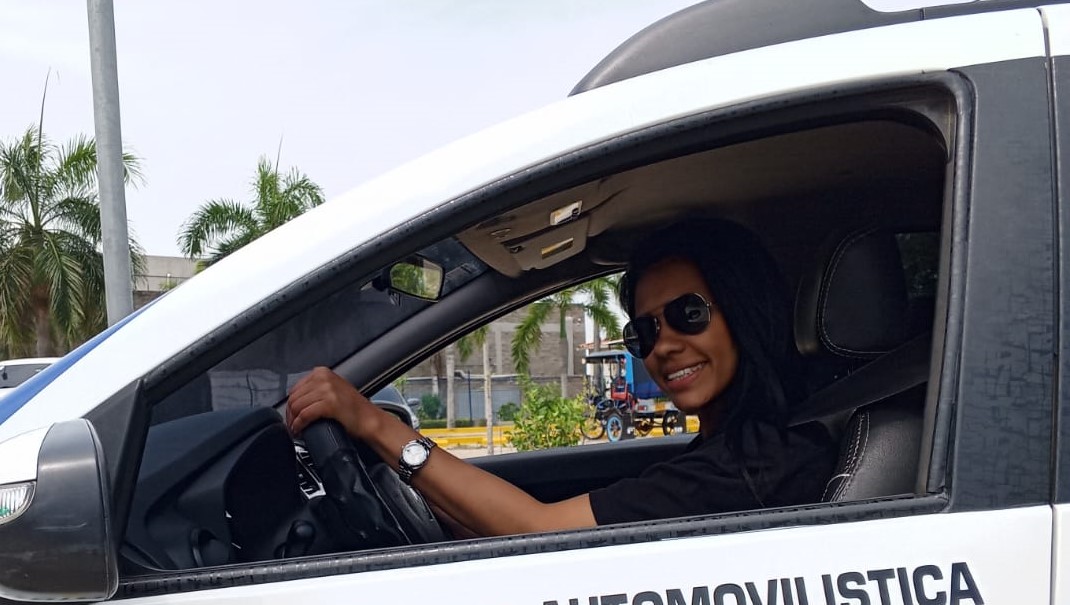 chica conduciendo
